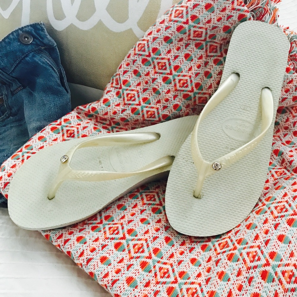 Havaianas off white flip flops